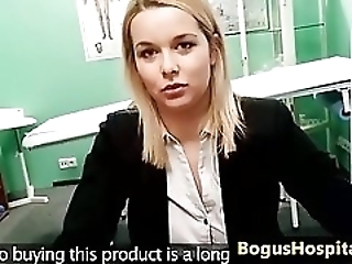 Русая девушка трахнута на приёме у врача